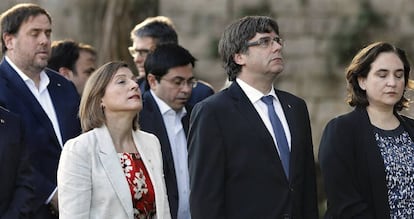 El presidente de la Generalitat, Carles Puigdemont, acompañado por la alcaldesa de Barcelona, Ada Colau, y la presidenta del Parlamento de Cataluña, Carme Forcadell.