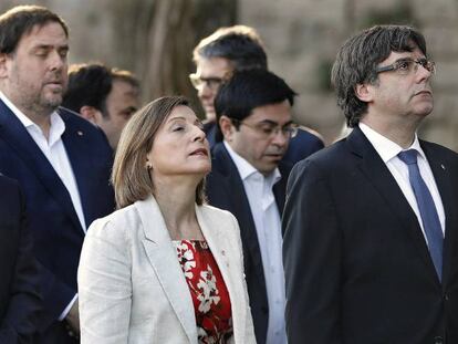 El presidente de la Generalitat, Carles Puigdemont, acompañado por la alcaldesa de Barcelona, Ada Colau, y la presidenta del Parlamento de Cataluña, Carme Forcadell.
