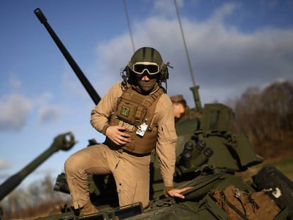 Soldado sai de um tanque durante manobras da OTAN em outubro na Noruega.