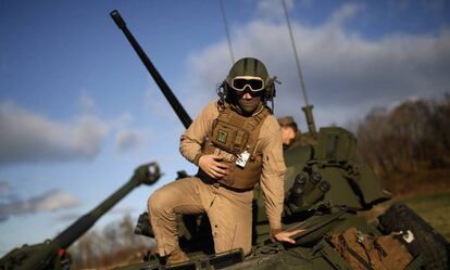 Soldado sai de um tanque durante manobras da OTAN em outubro na Noruega.