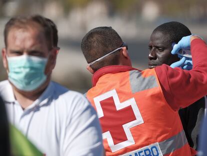 Llegada al muelle de Arguineguín (Gran Canaria) de 21 migrantes rescatados de una patera, el pasado día 21.