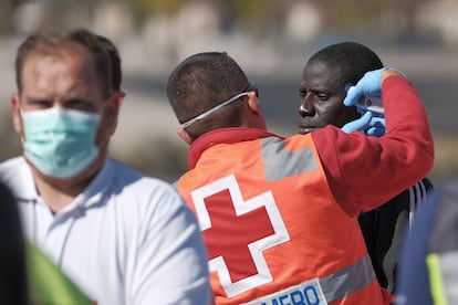 Llegada al muelle de Arguineguín (Gran Canaria) de 21 migrantes rescatados de una patera, el pasado día 21.