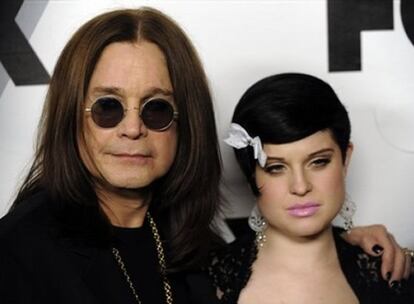 La hija de Ozzy Osbourne está en problemas con la ley. Con 24 años, Kelly Osbourne, ha sido detenida este fin de semana por haber pegado a una periodista en una discoteca el verano pasado. La reportera acusó a la cantante de acercarse a ella y amenazarla diciéndole que por su culpa todo el mundo se reía de su novio, Luke Worrall, un modelo de 19 años de quien la profesional había escrito un artículo. Acto seguido, según Griffin, Osbourne le dio un fuerte golpe en la cara. La cantante sólo estuvo horas en la comisaría, de donde pudo salir gracias a una fianza, pero tendrá que volver ante las autoridades en marzo.