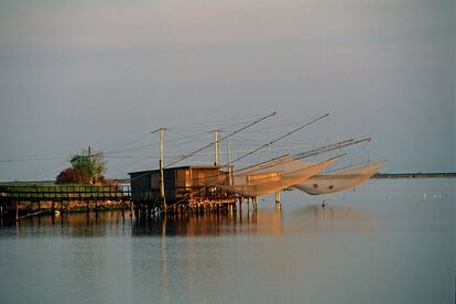 Redes de pesca en parque regional del delta del Po, en la región de Emilia Romaña. 