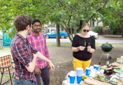 En el centro, Jay Savsani, fundador de Meal Sharing en una comida en Estados Unidos.