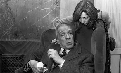 El escritor Jorge Luis Borges y su esposa Maria Kodama, en Roma, 1981. 