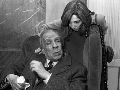 El escritor Jorge Luis Borges y su esposa Maria Kodama, en Roma, 1981. 