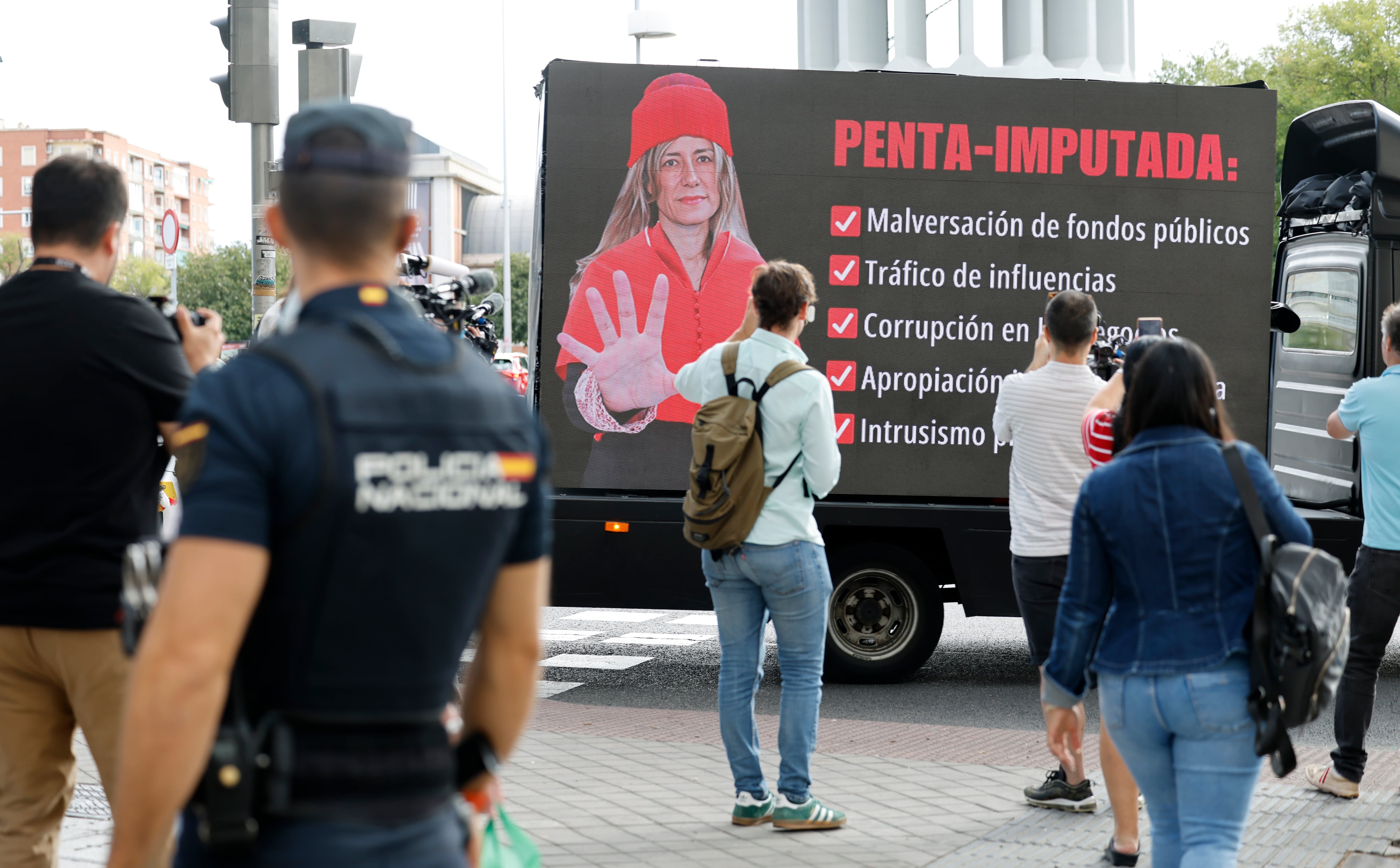 Ambiente en el exterior de los juzgados de Plaza Castilla, este miércoles. 