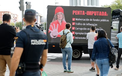 Ambiente en el exterior de los juzgados de Plaza Castilla, este miércoles. 