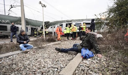 Varios heridos permanecen en el suelo tras el descarrilamiento de un tren en la estación italiana de Pioltello Limito, el 25 de enero de 2018.