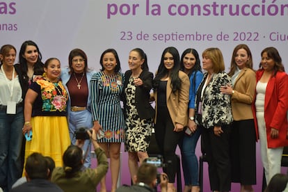Claudia Sheinbaum, jefa de Gobierno de Ciudad de México, se fotografía con algunas de las participantes del Primer Foro de Alcaldesas y Electas Iberoamericanas