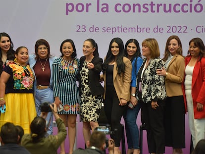 Claudia Sheinbaum, jefa de Gobierno de Ciudad de México, se fotografía con algunas de las participantes del Primer Foro de Alcaldesas y Electas Iberoamericanas, en Ciudad de México, el 23 de septiembre de 2022.