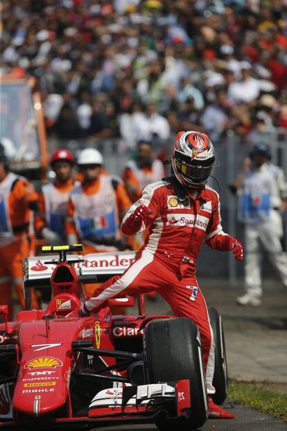 Kimi R&auml;ikk&ouml;nen (FIN/Ferrari) baja de su auto tras una aver&iacute;a hoy, domingo 1 de noviembre de 2015, durante el Gran Premio de M&eacute;xico de F&oacute;rmula Uno en el aut&oacute;dromo Hermanos Rodr&iacute;guez de Ciudad de M&eacute;xico (M&eacute;xico).