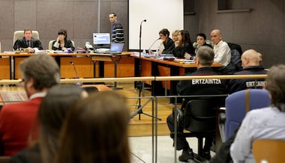 Sala de vistas en la Audiencia de Bizkaia con Jon Ezkurdia y su abogada, a la derecha.