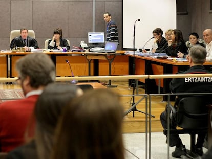 Sala de vistas en la Audiencia de Bizkaia con Jon Ezkurdia y su abogada, a la derecha.