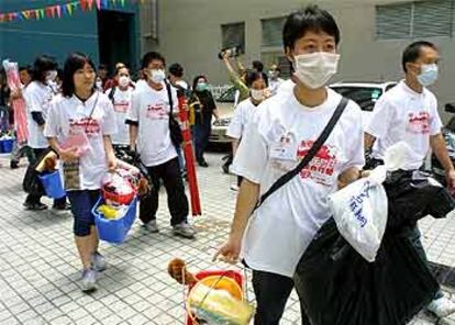 Voluntarios parten con material de limpieza hacia las zonas asignadas por las autoridades.