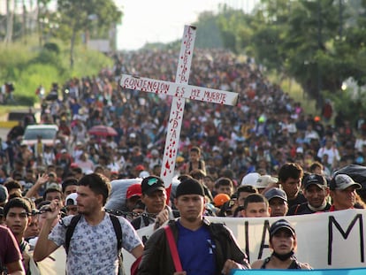 Una caravana de migrantes camina sobre una carretera de Tapachula, en el Estado de Chiapas (México), este lunes.
