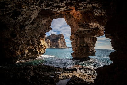 La Cova dels Arcs, en Benitatxell (Alicante).