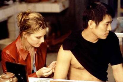 Bridget Fonda y Jet Li, en <i>El beso del dragón</i>, de Chris Nahon.