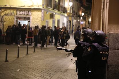 Policías antidisturbios, en el barrio de Lavapiés.
