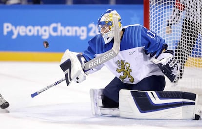 Noora Raty, la portera de Finlandia, durante el encuentro entre Finlandia y Canadá en Gangneung, el 13 de febrero de 2018.