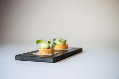 El cocinero, que entre otras cocinas se ha formado en las de Juan Mari Arzak, empieza una nueva etapa, a partir del 23 de junio, cuando recibirá a los clientes para los que tiene preparados platos de la rica despensa onubense, que él mismo se encarga de llenar todos los días en su visita al mercado municipal de Huelva. 