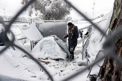 El habitualmente suave invierno de Grecia ha registrado temperaturas de -15 en el norte de el país y ha cubierto de nieve algunas islas. En la foto, un inmigrante junto a una tienda cubierta de nieve en Moria, en la isla de Lesbos, después de fuertes nevadas.