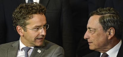 El presidente del Eurogrupo, Jeroen Dijsselbloem  y el presidente del Banco Central Europeo (BCE) Mario Draghi conversan durante la foto de familia de la reuni&oacute;n de los ministros de Econom&iacute;a y Finanzas de la zona de euro en Bratislava.