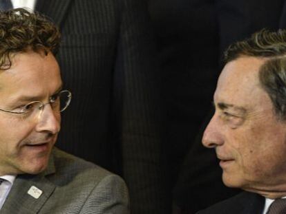 El presidente del Eurogrupo, Jeroen Dijsselbloem  y el presidente del Banco Central Europeo (BCE) Mario Draghi conversan durante la foto de familia de la reuni&oacute;n de los ministros de Econom&iacute;a y Finanzas de la zona de euro en Bratislava.