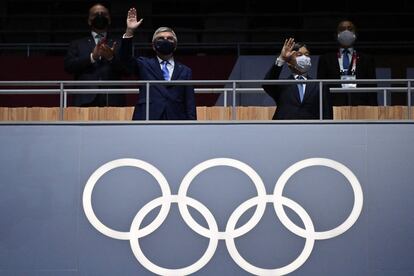 El presidente del Comité Olímpico Internacional (COI), Thomas Bach, y el emperador Naruhito de Japón, saludan desde el palco.