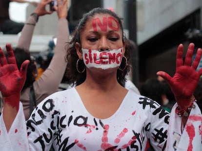 Una mujer protesta por los asesinatos y el acoso a los periodistas.