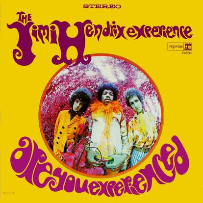 ¿Tienes… experiencia? Jimi Hendrix y su Experience -Noel Redding y Mitch Mitchell- nos miran entre desafiantes y divertidos desde la portada de “Are you experienced?”. Con su primer disco -editado en mayo del 67, tras los avisos de “Hey Joe” y “Purple haze”- un guitarrista negro y zurdo de Seattle, trasplantado en Londres, deslumbra, arrasa, revoluciona y espolea a la aristocracia de los tocones del blues-rock blanco británico (Eric Clapton, Jeff Beck, Jimmy Page…), asentando de paso las bases del perfecto héroe de la guitarra. Arrollador, provocativo, sexi e incendiario. En menos de cuatro años se convirtió en el guitarrista más importante de la historia del rock. Lo sigue siendo.