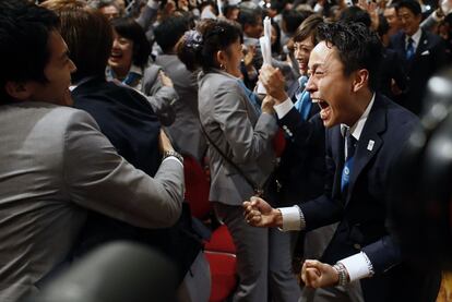 La delegación japonesa celebra la victoria.