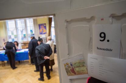 Ciudadanos esperan para poder votar en un colegio electoral en Budapest (Hungría).
