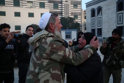 Un rebelde abraza a una mujer en Homs este domingo. 