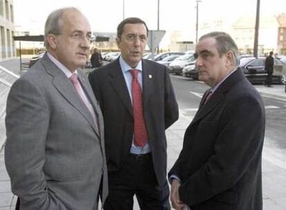 Los diputados generales de Guipúzcoa, Joxe Joan González de Txabarri; Vizcaya, José Luis Bilbao, y Álava, Ramón Rabanera (de izquierda a derecha), ayer poco antes del comienzo de la reunión del Consejo Vasco de Finanzas.