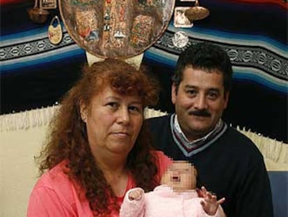Griselda Navarro con su marido, Pablo, y su bebé.