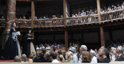 Montaje de<i> Enrique VIII </i>en el Globe Theatre de Londres en 2010. Durante la representación de la obra en 1613 ardió el teatro original y el texto se consideró durante siglos un tabú.