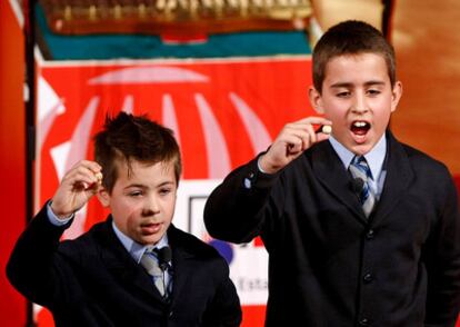 Los niños del Colegio de San Ildefonso Iván Quintero ( y Andreas López muestran el número 79.250, que ha sido agraciado con el premio gordo de Navidad.