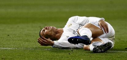 Cristiano, tendido en el césped durante el partido contra el Villarreal