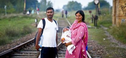 Una parella pakistanesa que va fugir del seu país per l'oposició de la família al seu matrimoni, a Horgos (Sèrbia), camí d'Hongria.