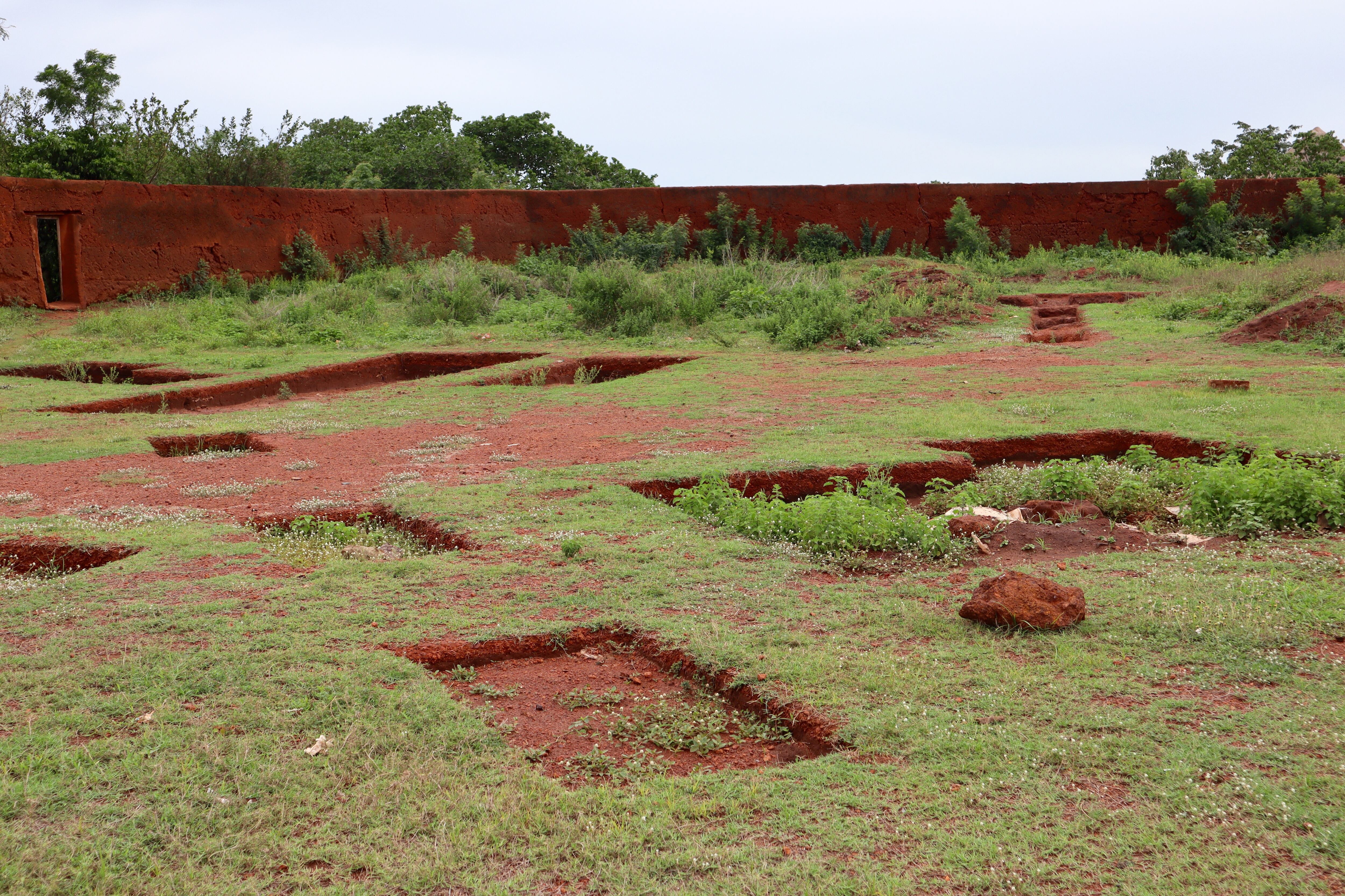 Excavaciones arqueológicas en el patio de las guerreras agojie (a las que los colonizadores llamaron amazonas). Es el paso previo a la construcción del nuevo Museo de los Reyes y Reinas de Dahomey que albergará los 26 objetos del Tesoro Real restituidos por Francia.