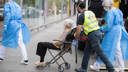 Traslado de una anciana de una residencia con un brote de coronavirus.