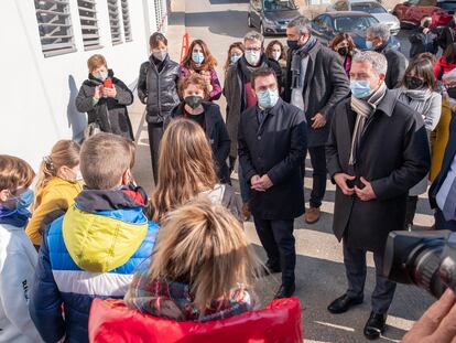 El presidente de la Generalitat, Pere Aragonés, y el consejero de Educación, Josep Gonzàlez-Cambray, conversan con alumnos de una escuela en Lleida.