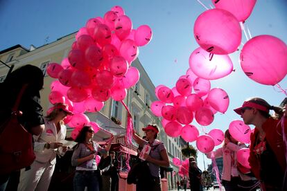Concentración en apoyo a las mujeres con cáncer de mama en Varsovia.