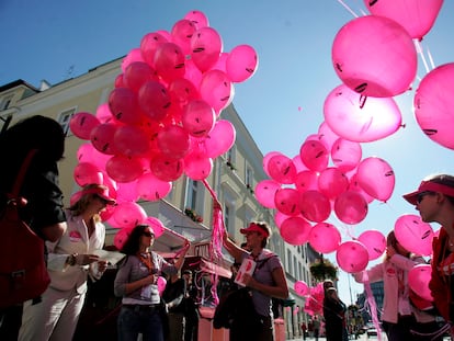 Concentración en apoyo a las mujeres con cáncer de mama en Varsovia.