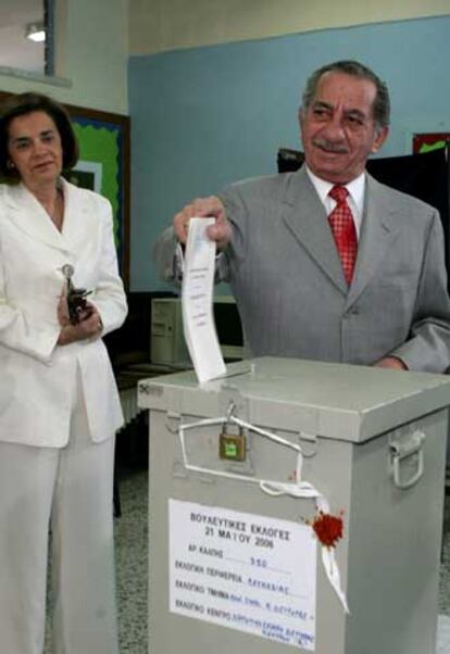 El presidente chipriota, Tassos Papadopoulos, deposita su voto en las elecciones de hoy.