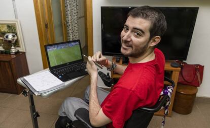Antonio Aragoneses en el espacio donde trabaja en su casa de Cáceres.