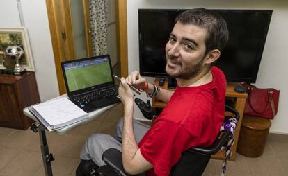 Antonio Aragoneses en el espacio donde trabaja en su casa de Cáceres. 