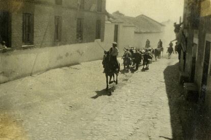 Unos vaqueros llevan las reses para el encierro de la localidad, en una imagen de la década de los 20.
